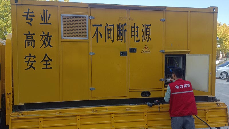 洛扎柴油发电机组和UPS电源配合使用时，如何避免切换过程中的电力中断？